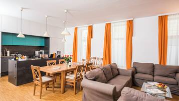 Apartamento, 2 quartos, no jardim (8 people) | Cofres nos quartos, individualmente decorados