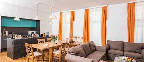 Huoneisto, 2 makuuhuonetta, puutarha-alue (8 people) | Tallelokero huoneessa, työpöytä