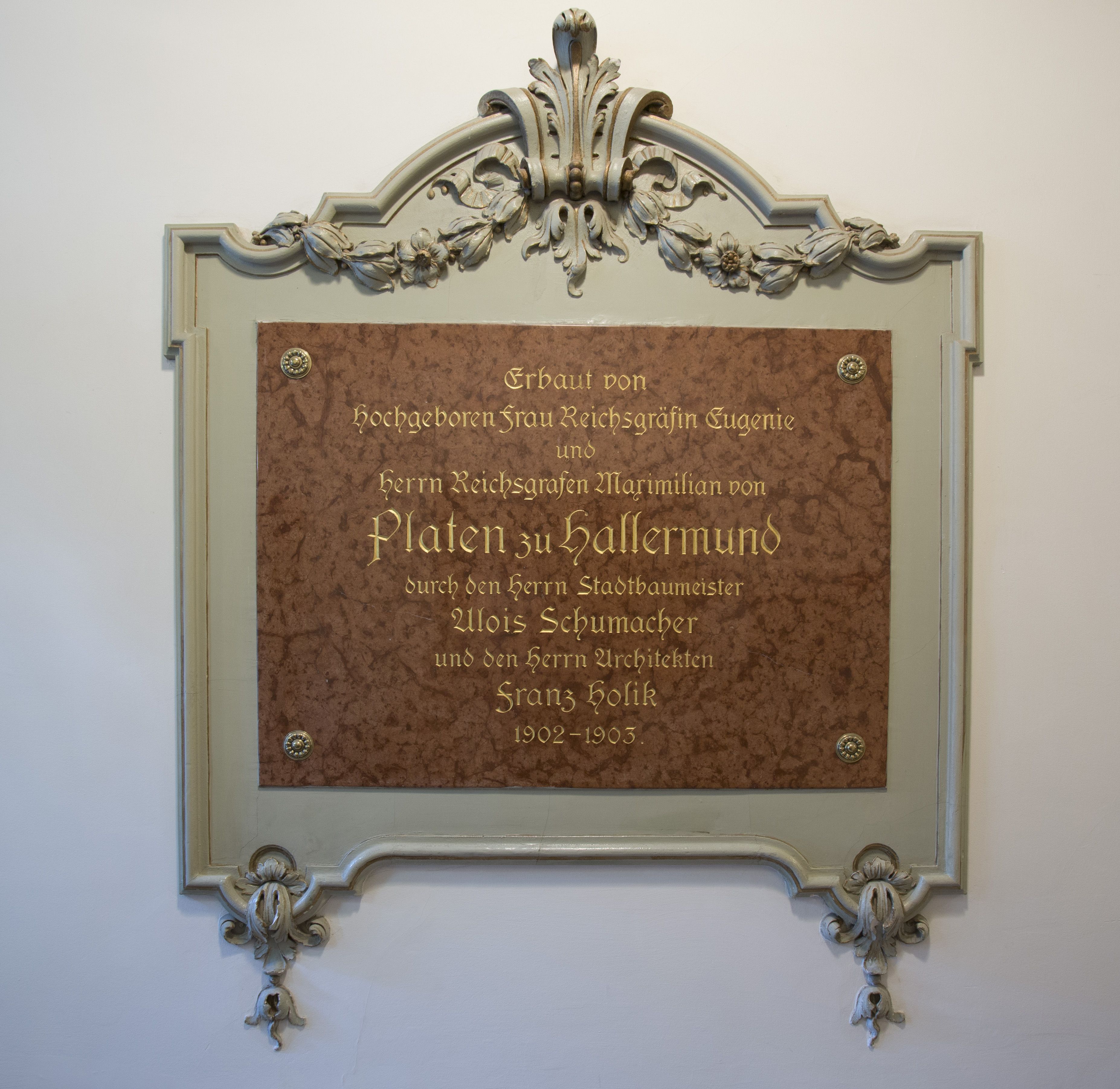 Una placa enmarcada con texto en una pared.