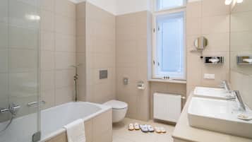 Suite Deluxe | Salle de bain | Articles de toilette écologiques, sèche-cheveux, chaussons