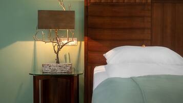 Comfort Suite | Hypo-allergenic bedding, minibar, in-room safe, individually decorated