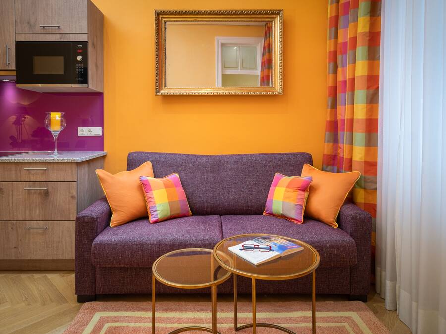 Televisión de pantalla plana, Netflix, reproductor de DVD, juguetes