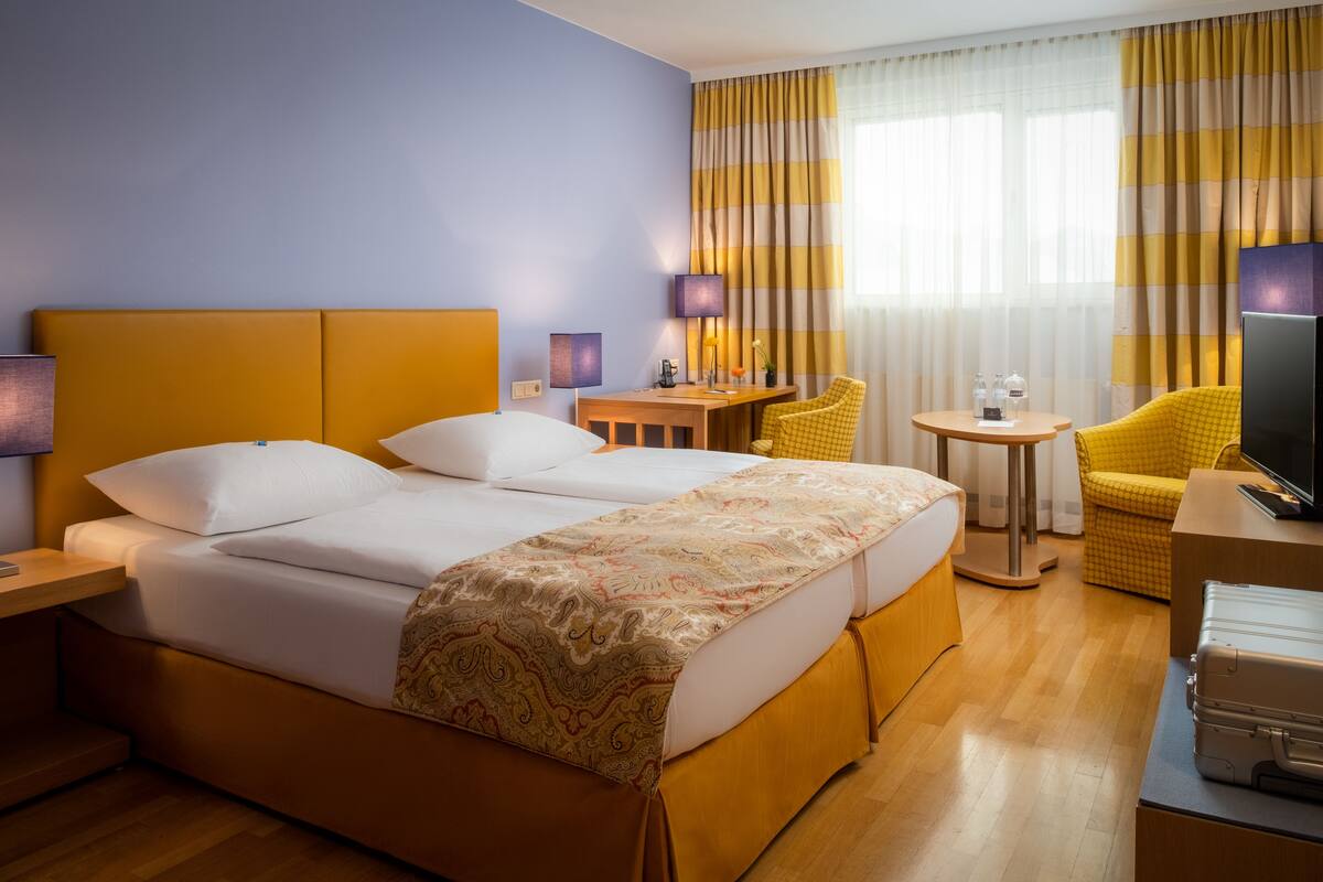 Standard Studio | Hypo-allergenic bedding available, minibar, in-room safe, desk