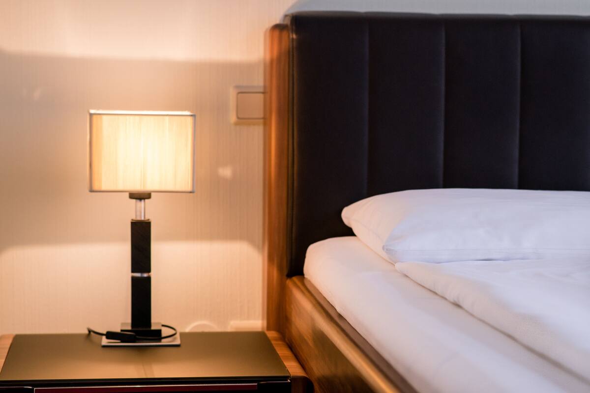 Driepersoonskamer | Luxe beddengoed, een minibar, individueel gedecoreerd