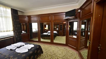 Suite - 1 soveværelse | 1 soveværelse, minibar, pengeskab på værelset, skrivebord