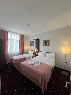 ห้องสวีท | มินิบาร์, ตู้นิรภัยในห้องพัก, โต๊ะทำงาน, ห้องเก็บเสียง