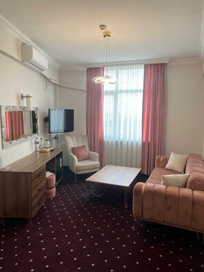 ห้องสวีท | บริเวณนั่งเล่น | ทีวี