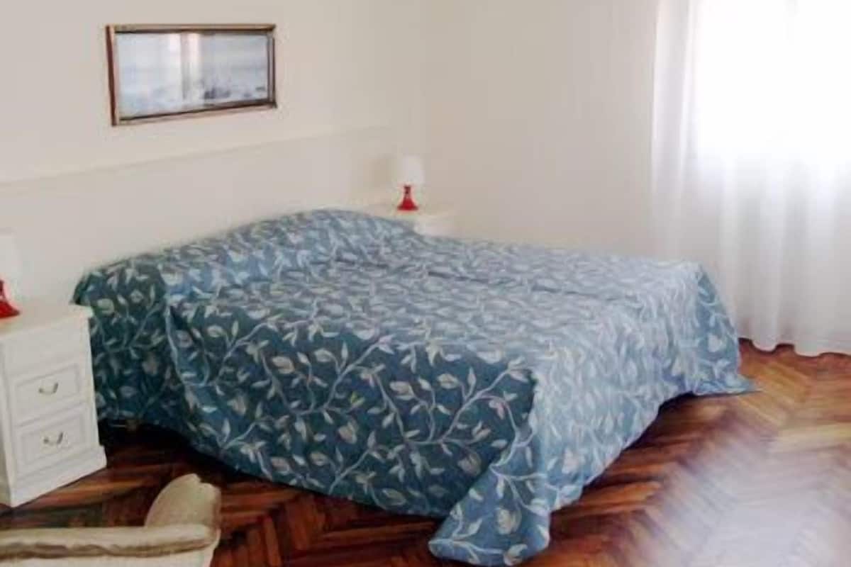Frette Italian sheets, desk, iron/ironing board (on request)