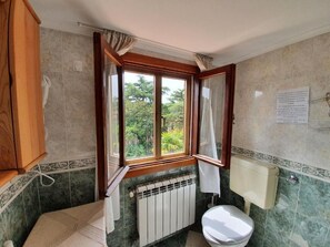 Buồng tắm vòi sen, đồ dùng nhà tắm miễn phí, máy sấy tóc 