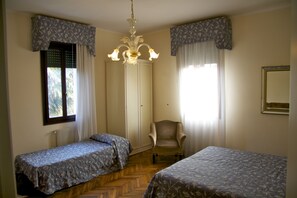 Frette Italian sheets, desk, iron/ironing board, rollaway beds - Villa Berghinz (Venice)