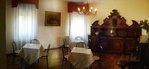 Daily continental breakfast for a fee - Villa Berghinz (Venice)