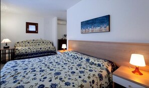 이탈리아 프레떼 시트, 책상, 다리미/다리미판, 간이 침대