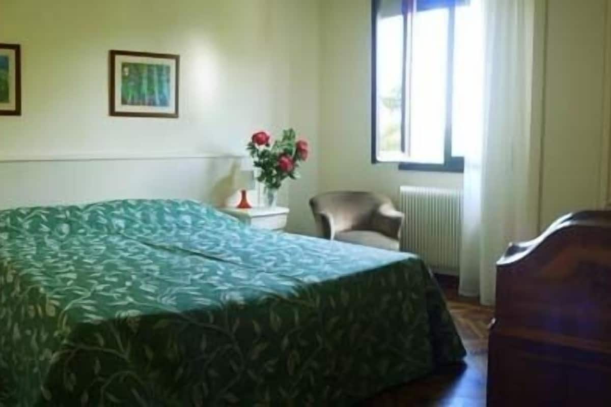 Double Room | Frette Italian sheets, desk, iron/ironing board (on request)