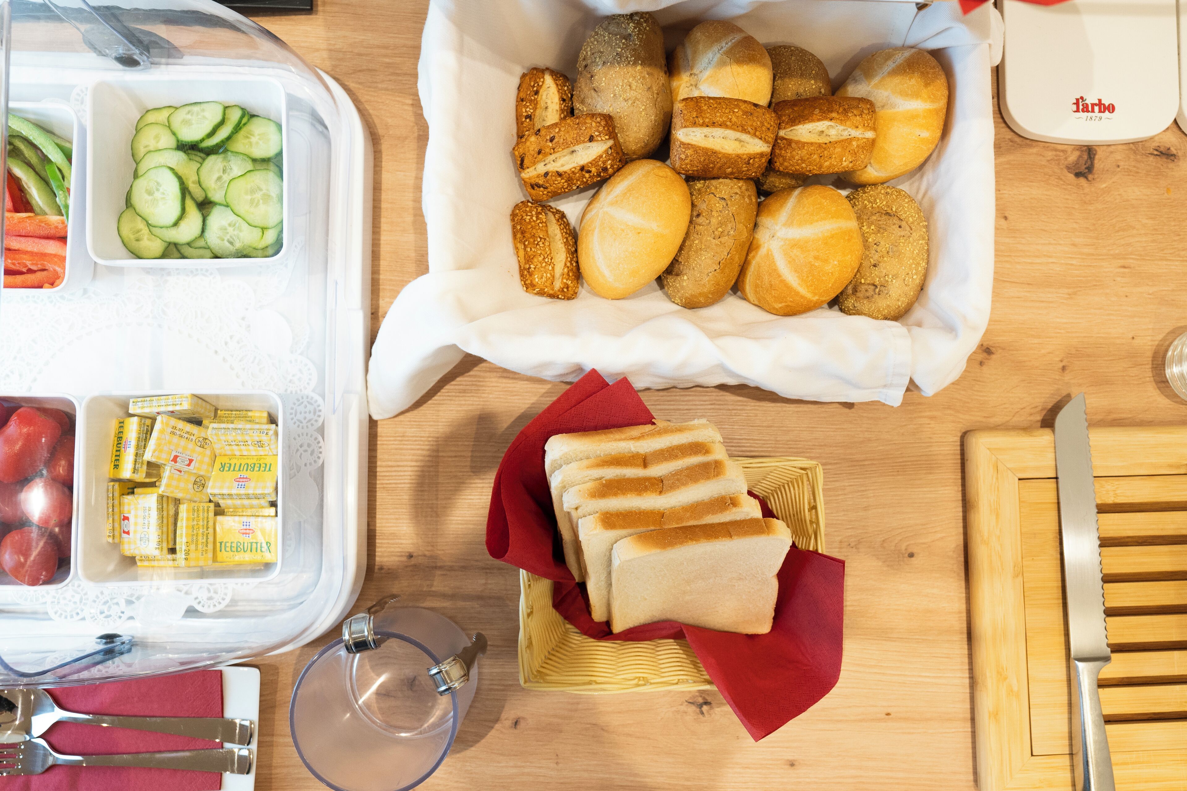 Tägliches Frühstücksbuffet (25 EUR pro Person)