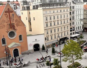 A building with a large mural and a sign for Kapuzinergruft.