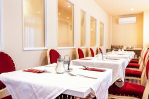 Petit déjeuner buffet servi tous les jours en supplément