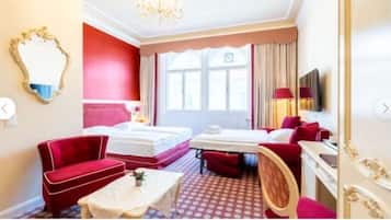 Dreibettzimmer (5th and 6th Floor) | Allergikerbettwaren, Minibar, Zimmersafe, Schreibtisch