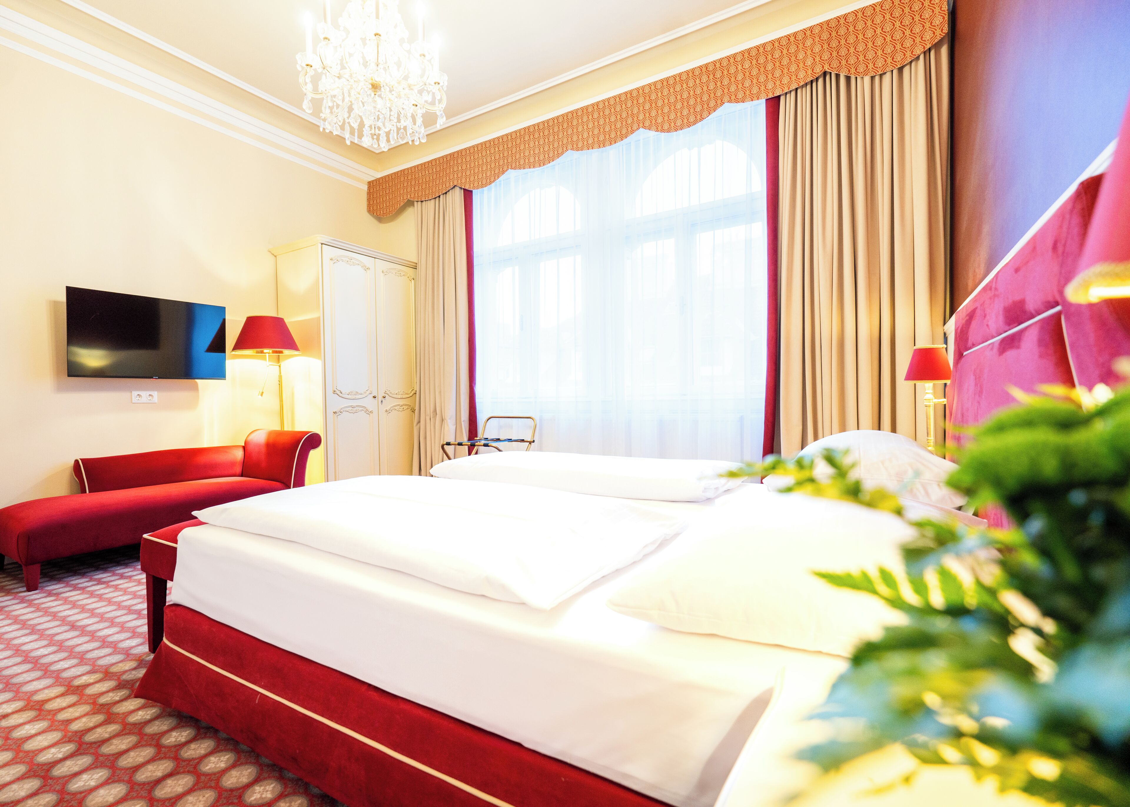 ملاءات للفراش لا تسبب الحساسية وميني بار وخزنة داخل الغرفة ومكتب