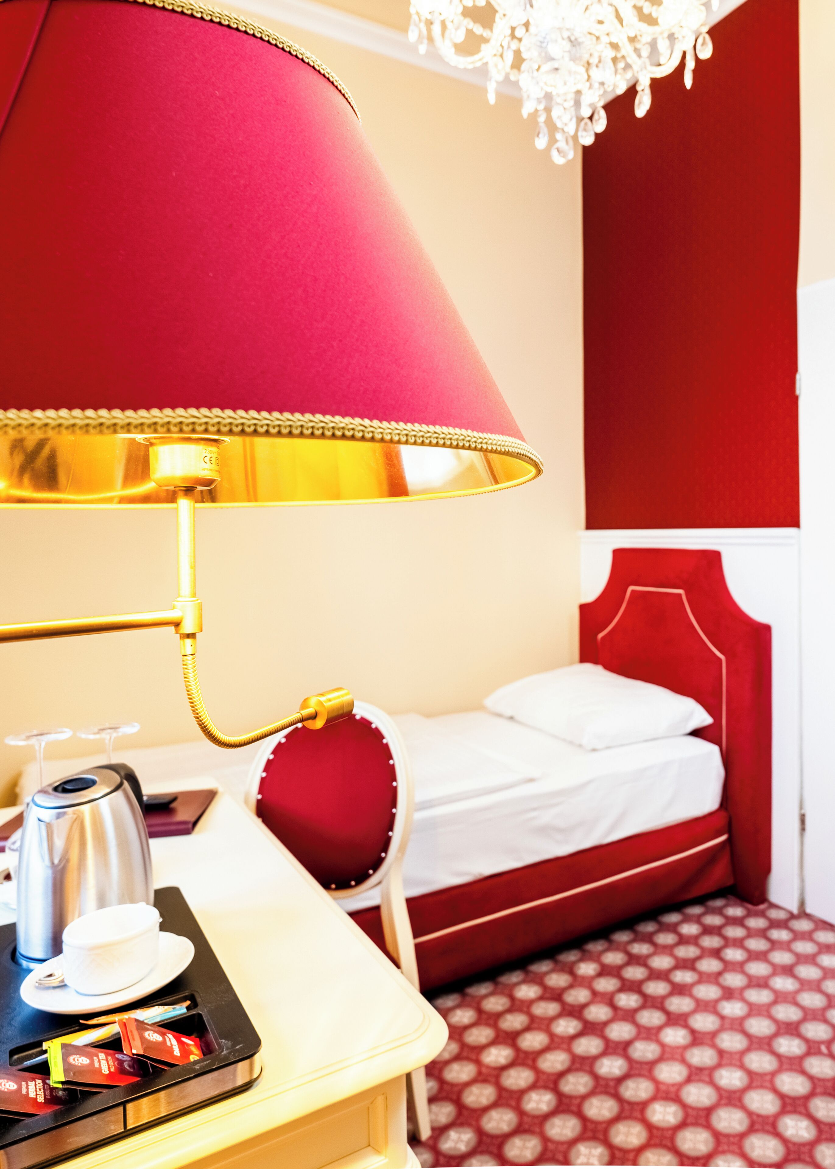 ملاءات للفراش لا تسبب الحساسية وميني بار وخزنة داخل الغرفة ومكتب