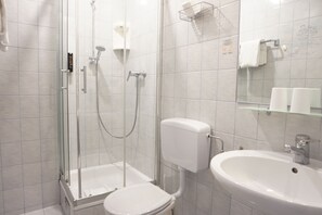 Shower, free toiletries, hair dryer, towels - Hotel Pension Lumes - Self Check-In (Vienna)