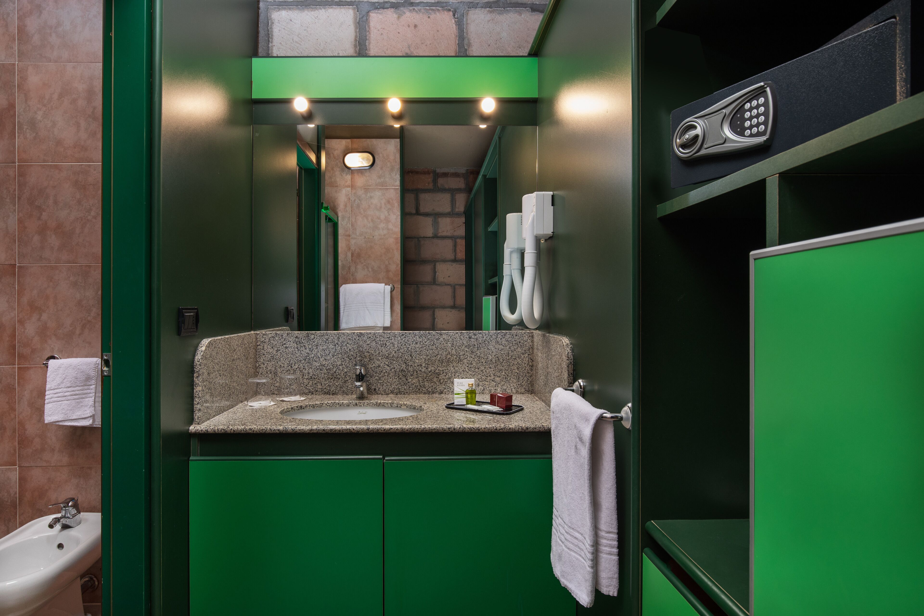 Chambre Classique, vue mer (2 pax) | Salle de bain | Douche, douche à « effet pluie », sèche-cheveux, bidet