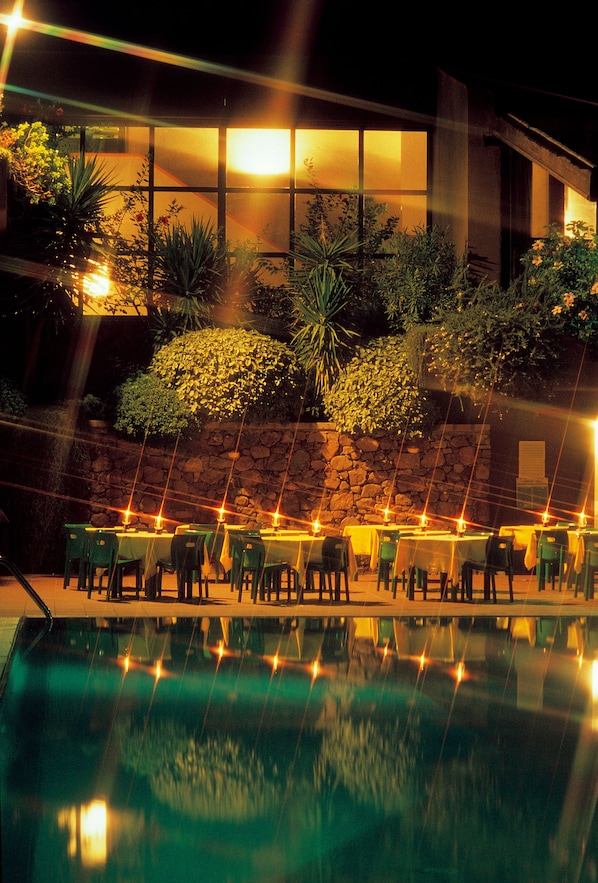 Bar accanto alla piscina