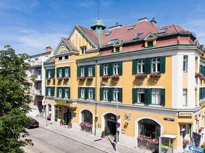 Front of property - Hotel Bergwirt Schönbrunn (Vienna)