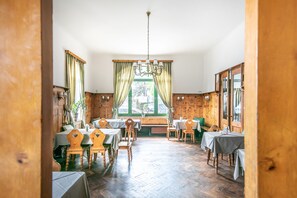 Lunch, dinner served; local cuisine, garden views - Hotel Bergwirt Schönbrunn (Vienna)