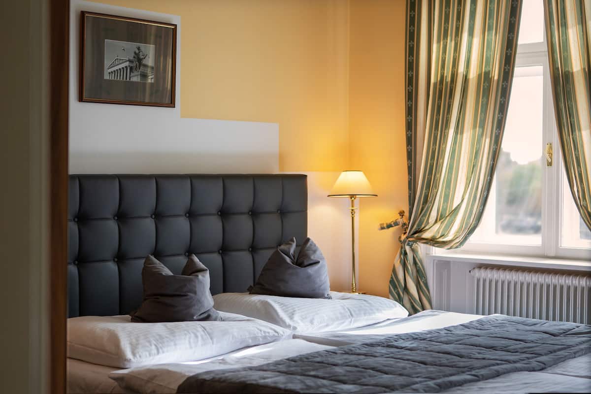 Camera tripla | Biancheria da letto ipoallergenica, copriletto in piuma, minibar