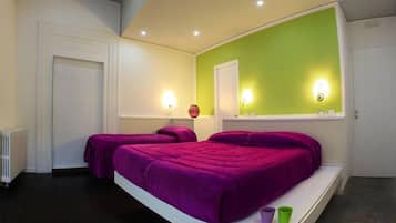 Edredons de pluma, cofres nos quartos, escrivaninha