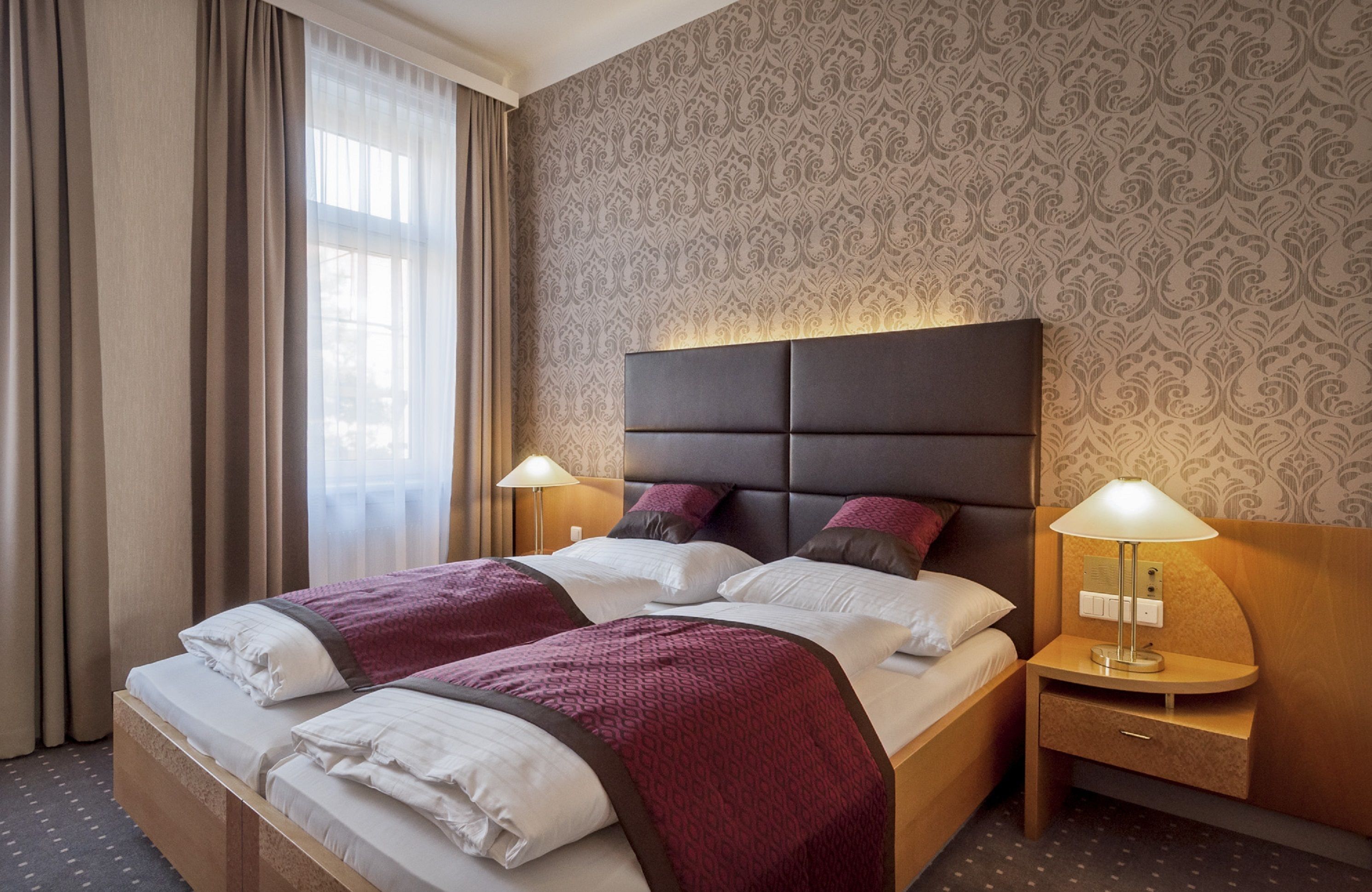 double room (180cm x 200cm bed) | minibar, in-room safe, desk, laptop workspace