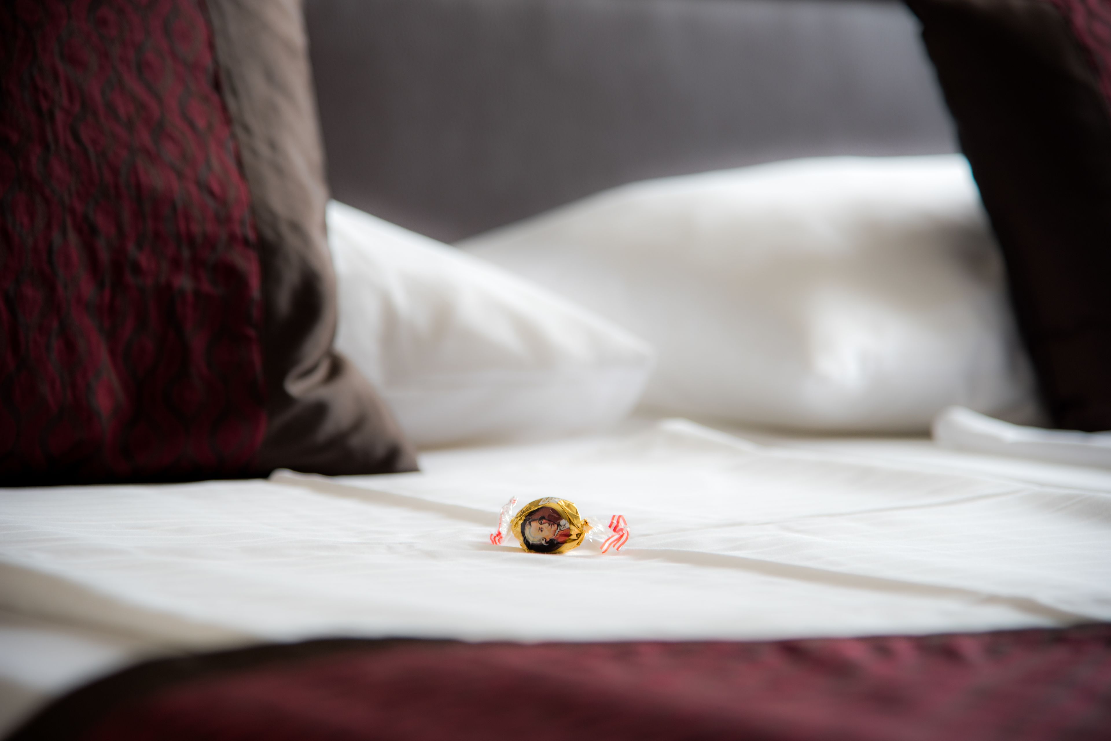 Una cassaforte in camera, una scrivania, postazione laptop