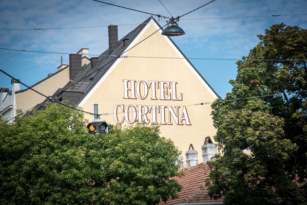 Un edificio con un cartel que dice 'HOTEL CORTINA'.