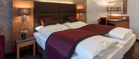 ميني بار وخزنة داخل الغرفة ومكتب ومساحة عمل للكمبيوتر المحمول