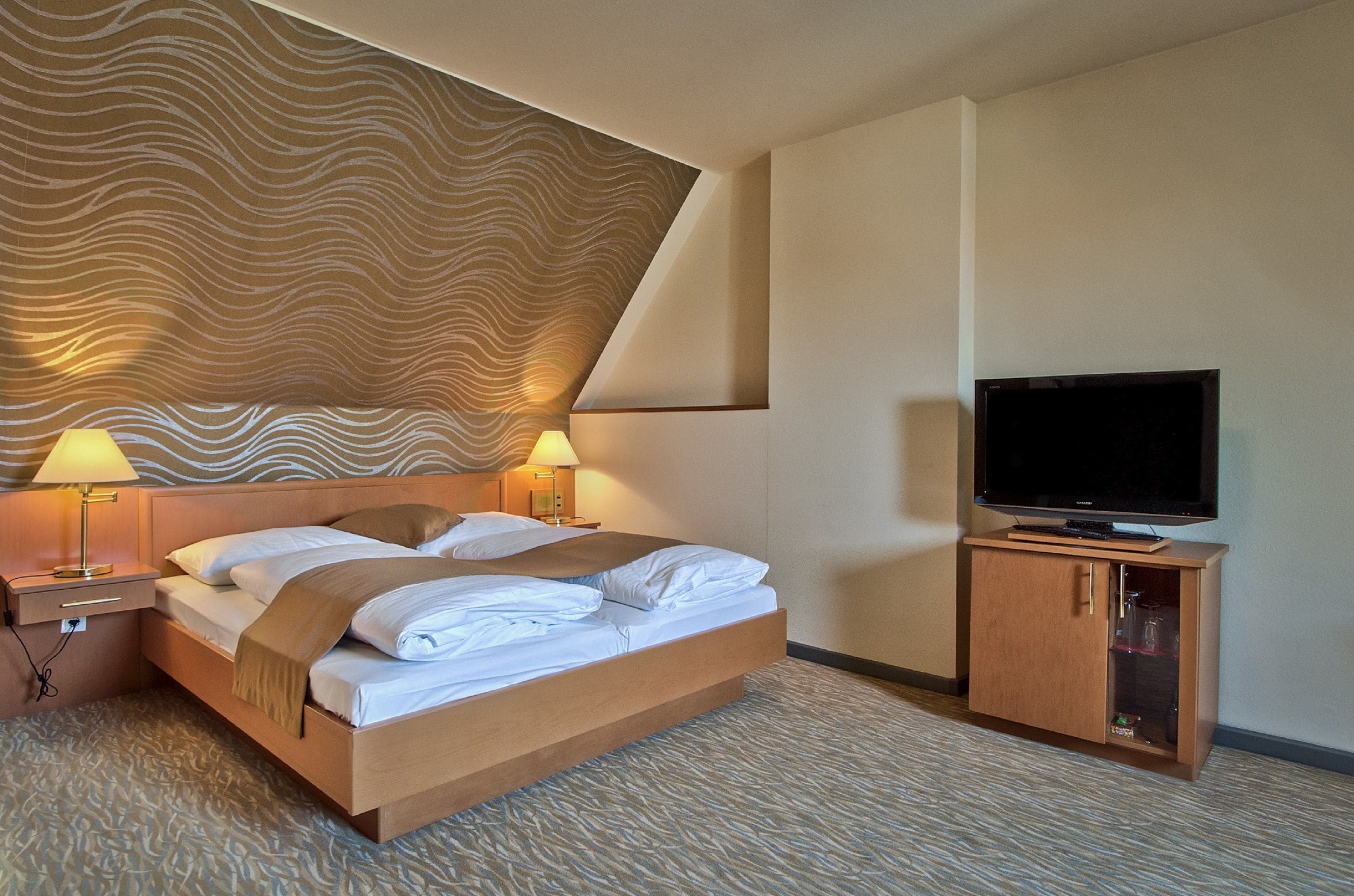 double room (180cm x 200cm bed) | minibar, in-room safe, desk, laptop workspace