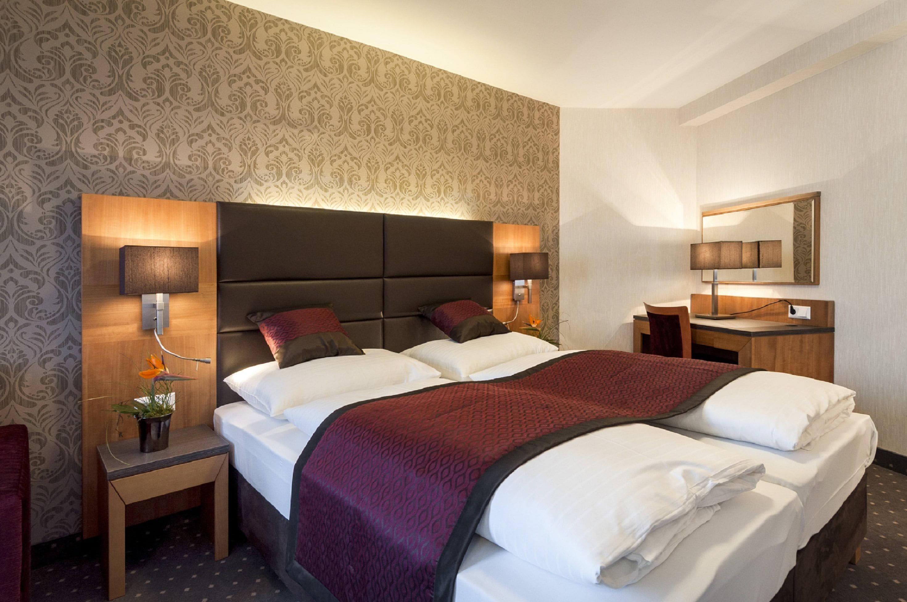 double room (180cm x 200cm bed) | minibar, in-room safe, desk, laptop workspace