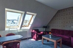 Habitación Deluxe doble (180cm x 200cm bed) | Zona de estar | Televisión de pantalla plana de 55 cm con canales por satélite