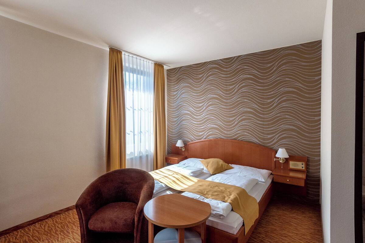 Safe på rommet, skrivebord og skrivebord for bærbar PC