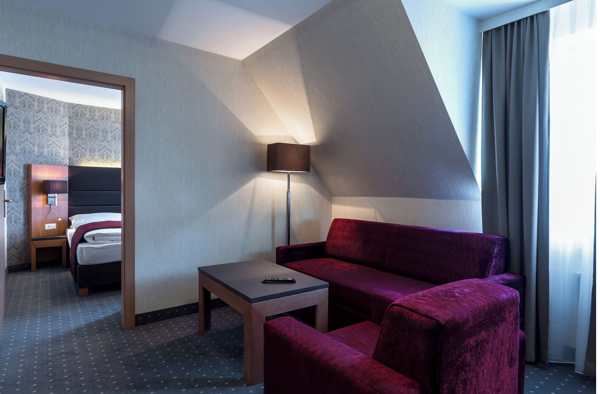 Deluxe Doppelzimmer (180cm x 200cm Bett) | Wohnbereich | 55-cm-Flachbildfernseher mit Satellitenempfang