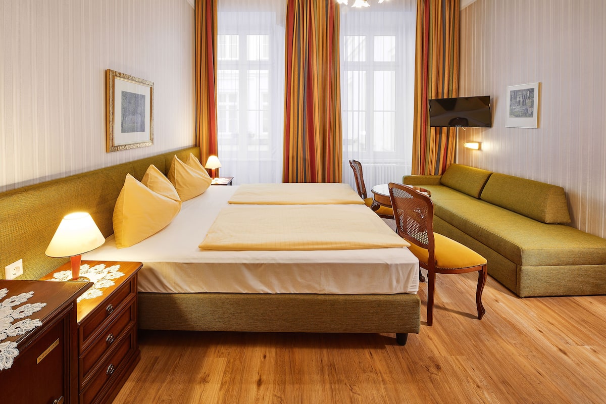 Tweepersoonskamer | Donzen dekbedden, een minibar, een kluis op de kamer