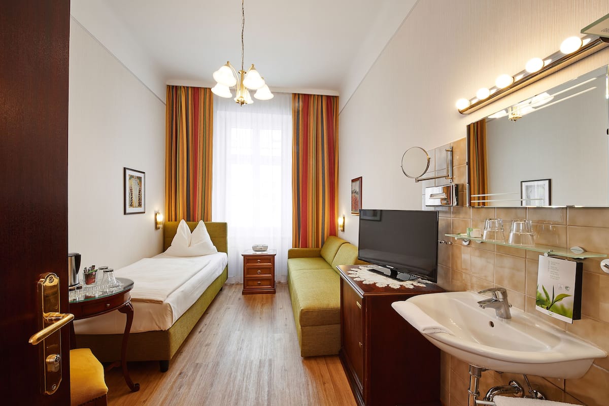 Economy Twin kamer, gemeenschappelijke badkamer | Donsdekens, een kluis op de kamer, een strijkplank/strijkijzer