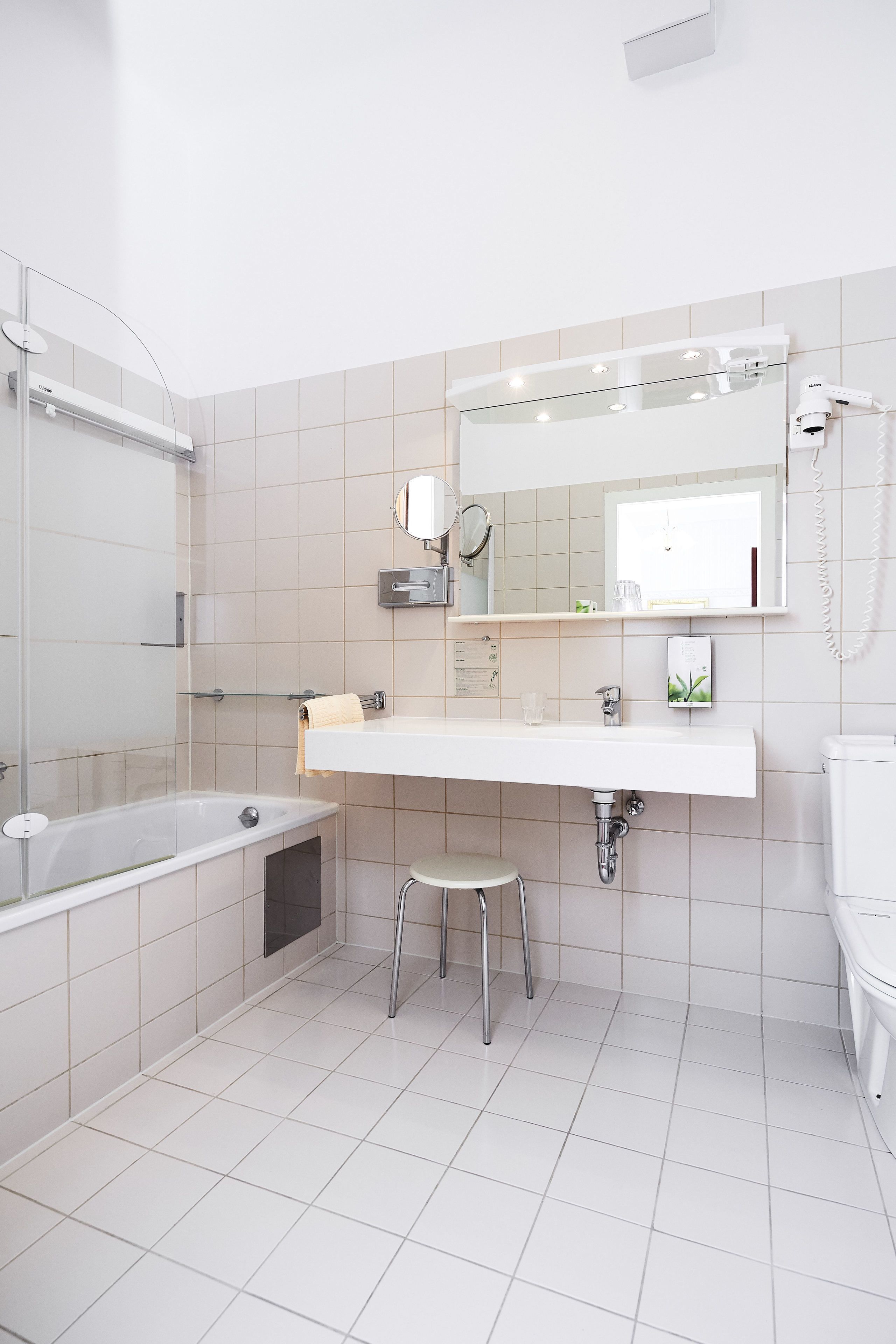 double room | bathroom | shower, free toiletries, hair dryer, towels