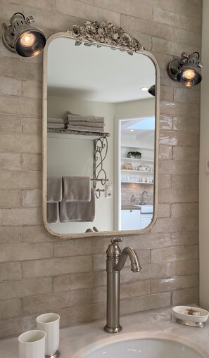 Family Suite, Kitchen, Canal View | Bathroom | Shower - Bed and Breakfast Amsterdam (Amsterdam)