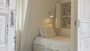 Family Suite, Kitchen, Canal View | Desk, iron/ironing board (on request), WiFi (free), bed sheets - Bed and Breakfast Amsterdam (Amsterdam)