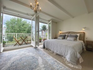 Family Suite, Kitchen, Canal View | Desk, iron/ironing board, free WiFi, bed sheets