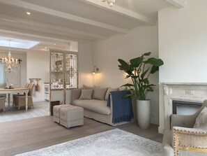 Family Suite, Kitchen, Canal View | Living area | 32-inch Smart TV with cable channels - Bed and Breakfast Amsterdam (Amsterdam)