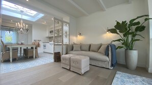 Family Suite, Kitchen, Canal View | Living area | 32-inch Smart TV with cable channels - Bed and Breakfast Amsterdam (Amsterdam)