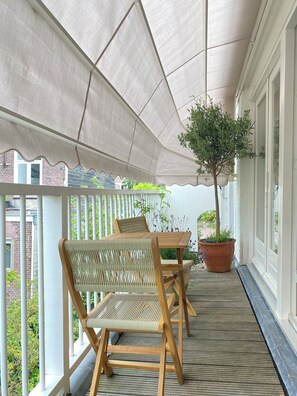 Family Suite, Kitchen, Canal View | Terrace/patio - Bed and Breakfast Amsterdam (Amsterdam)