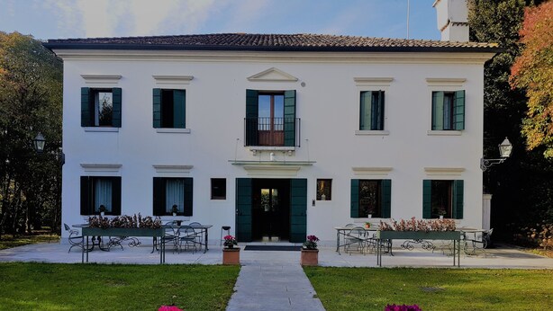 A two-story building with a central entrance, a balcony, and a symmetrical facade. - Relais Villa Selvatico (Roncade)