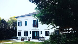 A white building with a sign indicating a restaurant. - Relais Villa Selvatico (Roncade)
